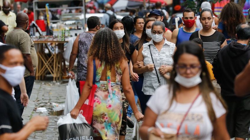 Pessoas andam em rua comercial de máscara no Rio de Janeiro... Leia mais no texto original: (https://www.poder360.com.br/economia/vendas-do-comercio-sobem-1-em-marco-diz-ibge/) © 2022 Todos os direit
