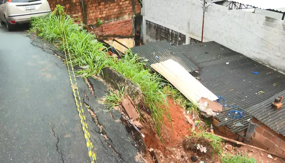 Barranco desliza e atinge duas casas no Matatu, em Salvador  Foto: Reprodução/TV Bahia