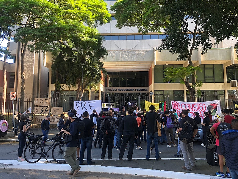 Manifestantes se concentraram em frente à Superintendência da PRF em São Paulo nesta sexta (27) 
