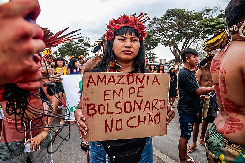 Mulheres indígenas marcharam durante o Acampamento Terra Livre em Brasília - Mídia Ninja