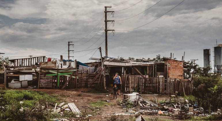 No Brasil, mais de 142 mil famílias vivem sob ameaça de remoção. Cerca de 30% das pessoas são crianças e idosos