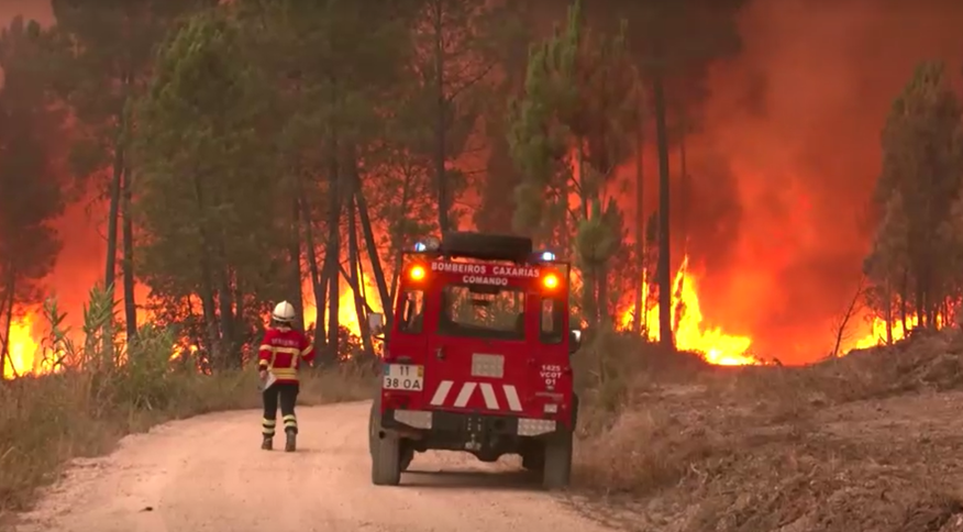 Bombeiros lutam para apagar chamas em Portugal após onda de calor