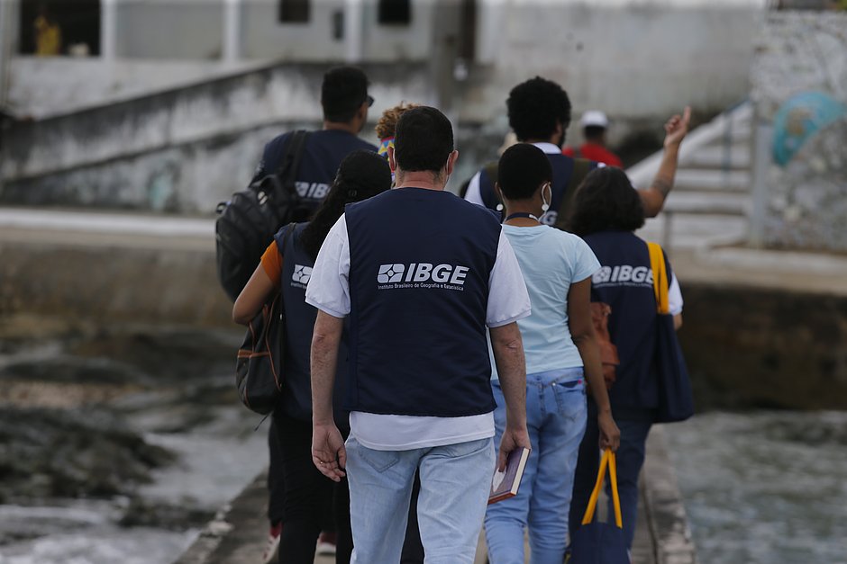 Equipe do IBGE desembarca na Ilha de Maré (Foto: Arisson Marinho/ CORREIO )