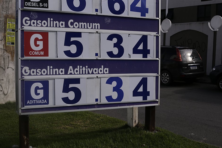 Redução no preço da gasolina representa alívio no bolso do consumidor (Arisson Marinho/CORREIO)