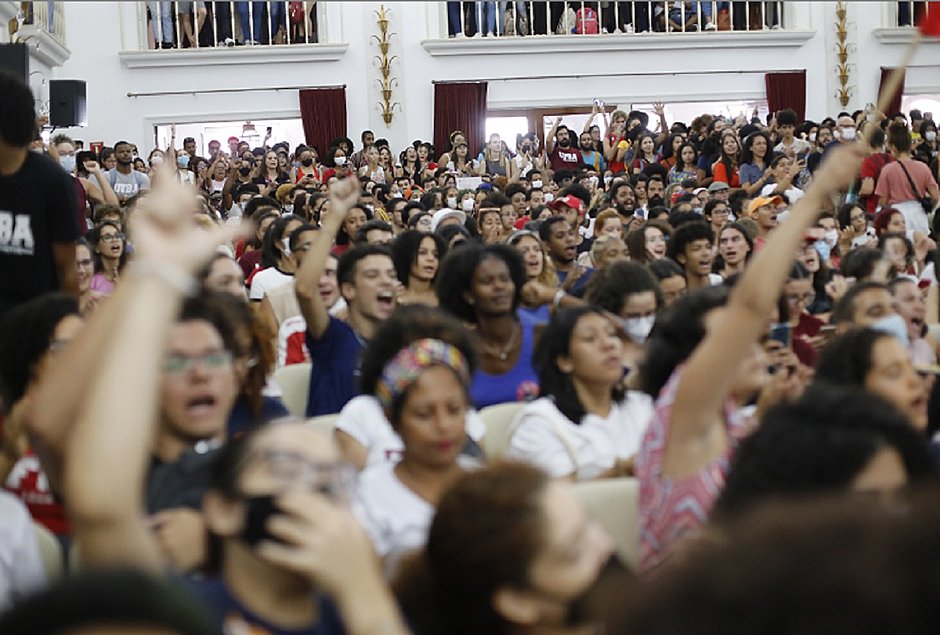 Ato na reitoria da Ufba reuniu estudantes e professores em defesa da educação pública (Marina Silva/CORREIO)