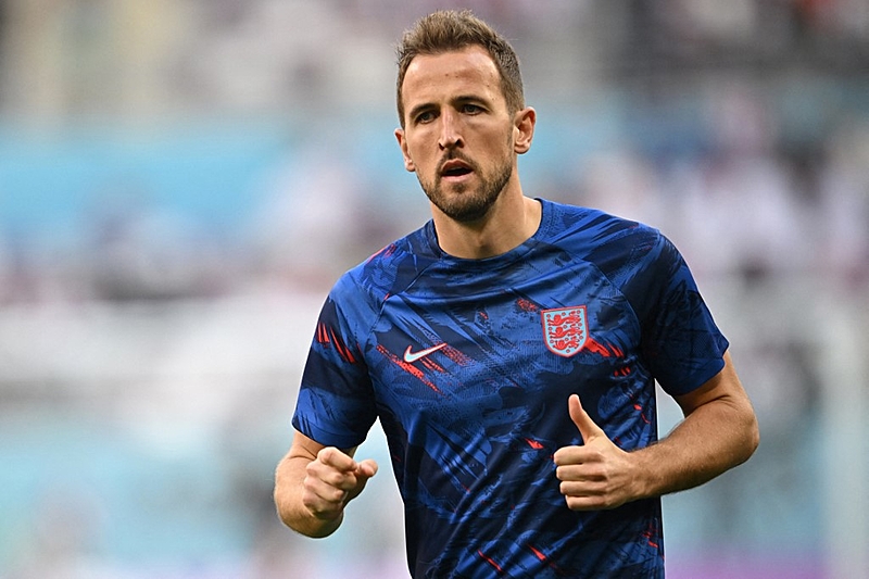 Alguns atletas, como o capitão da Inglaterra Harry Kane, anunciaram sua intenção de usar uma pulseira com a insígnia do arco-íris - PAUL ELLIS / AFP