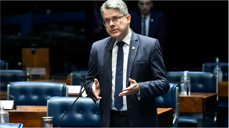 O senador Alessandro Vieira (PSDB-SE) discursa durante sessão no plenário do Senado Federal (Foto: Jefferson Rudy/Agência Senado)