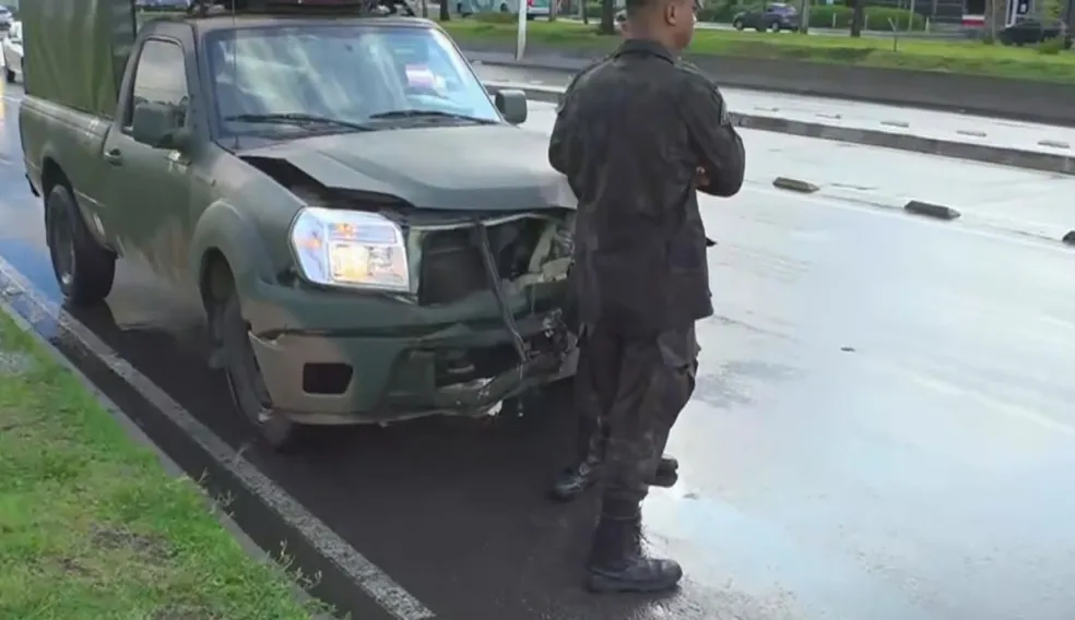 Caminhonete do Exército bateu em poste na Avenida ACM - Foto: Reprodução/TV Bahia