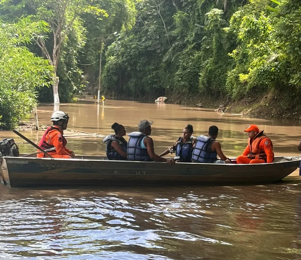 Moradores de Itacaré foram resgatados de locais alagados - Foto: Divulgação/Corpo de Bombeiros