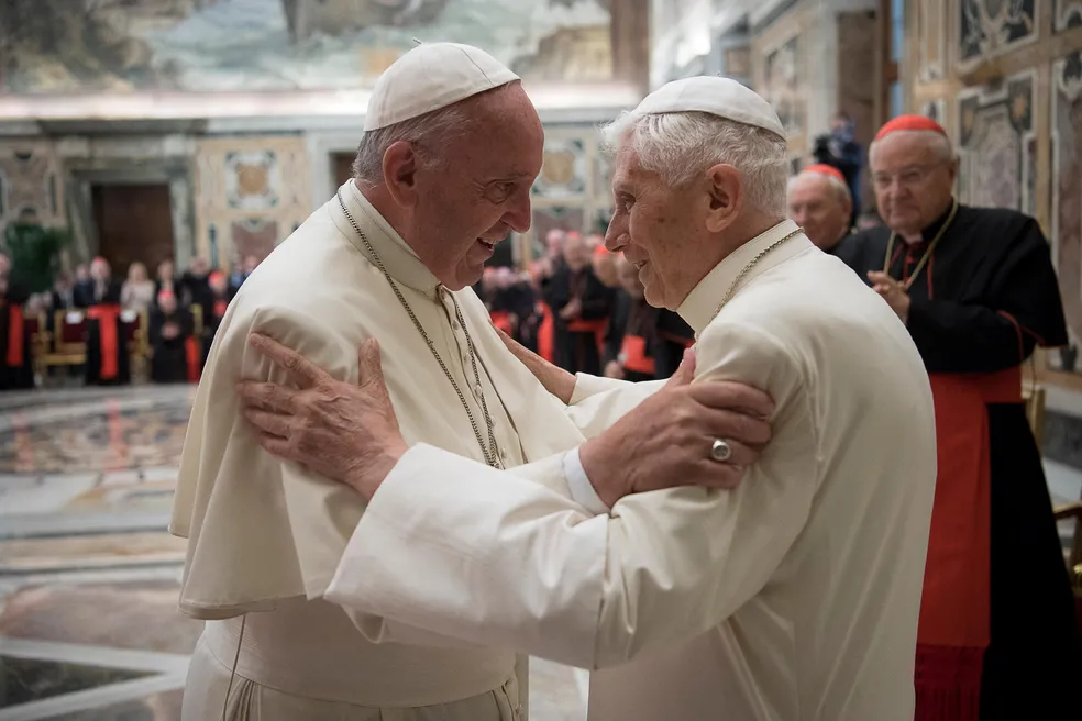 O ex-papa Bento (direita) é saudado pelo Papa Francisco durante uma cerimônia para marcar seu 65º aniversário de ordenação ao sacerdócio no Vaticano  Foto: Osservatore Romano/Reprodução via REUTERS