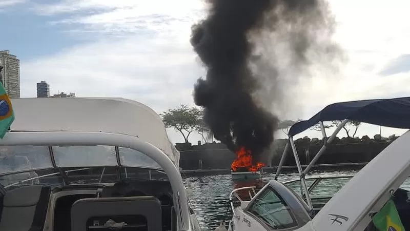 Lancha pega fogo dentro da Bahia Marina em Salvador - Foto: Reprodução