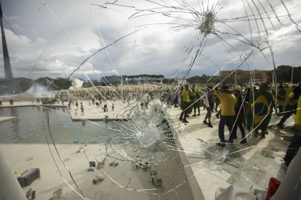 Bolsonaristas invadiram e depredaram as sedes dos três Poderes em Brasília no último domingo - Foto: JOEDSON ALVES/ANADOLU AGENCY VIA GETTY IMAGES