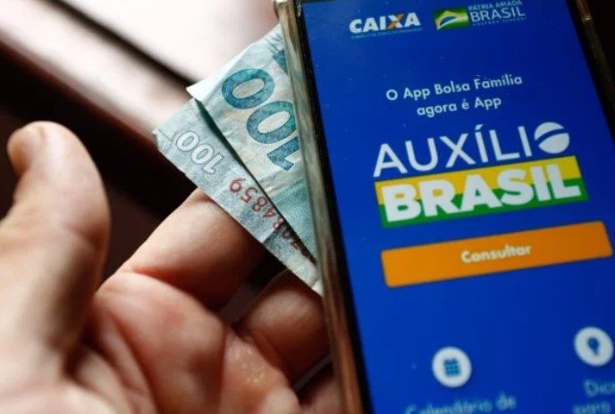 Segundo a PEC, o valor do Auxílio Brasil, programa social que substituiu o Bolsa Família, passará de R$ 400 para R$ 600, ao custo estimado de R$ 26 bilhões. A proposta também prevê zerar a fila de ben