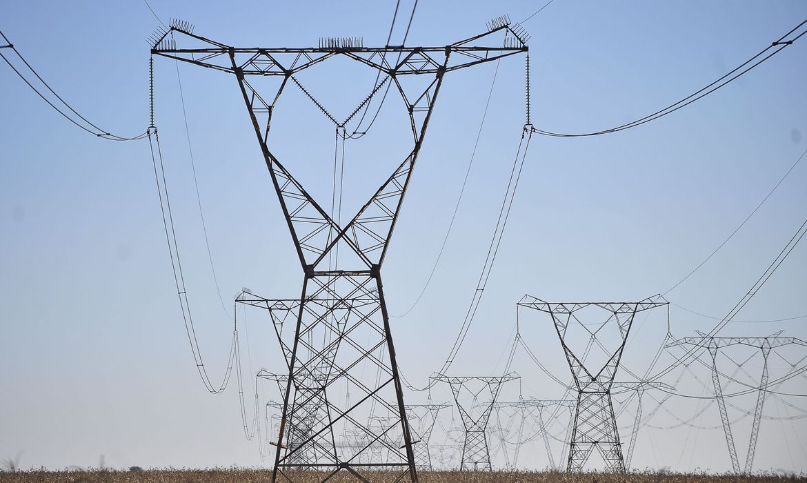 Foto: Marcello Casal Jr. / Agência Brasil. Ao menos quatro torres de energia foram derrubadas pelo Brasil nos últimos dias 