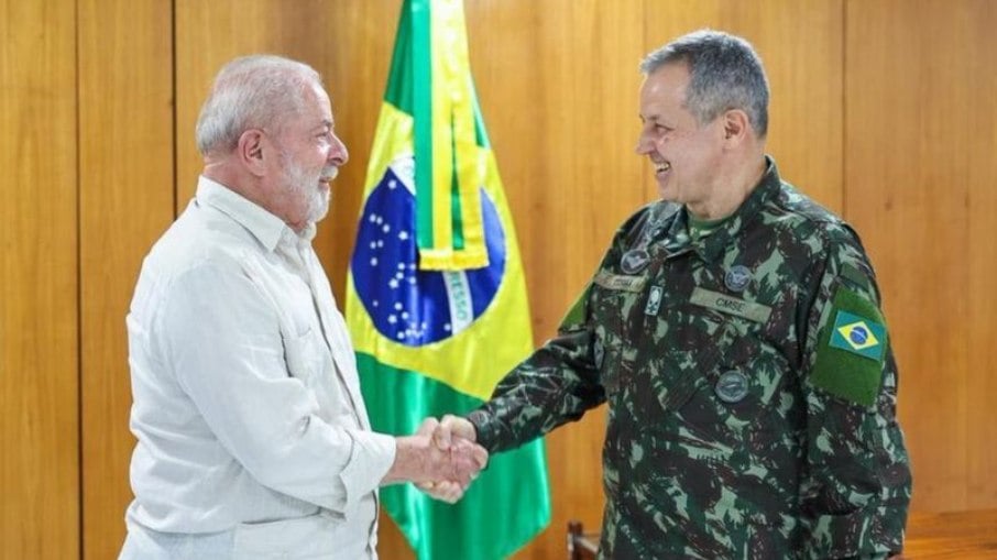 Ricardo Stuckert/Presidência Lula ao lado de Tomás Paiva, novo comandante do Exército