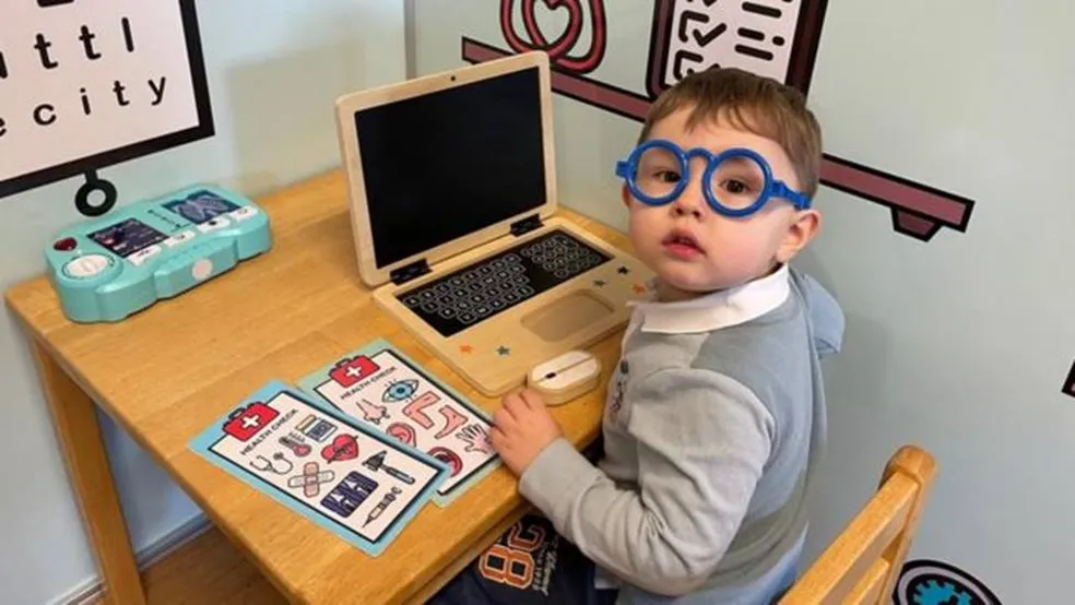 Teddy aprendeu a ler sozinho vendo televisão, segundo a mãe dele, Beth Hobbs  Foto: BBC