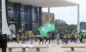 Policiais do Choque usam bombas de efeito moral para dispersar vândalos da Praça dos Três Poderes, em Brasília,