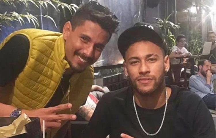 Neymar aparece em foto com o principal suspeita / Foto: Reprodução / Internet