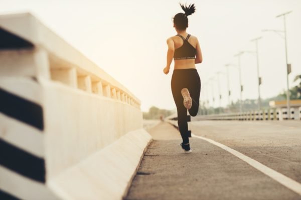 92% das mulheres que saem para correr têm medo de assédio, diz estudo