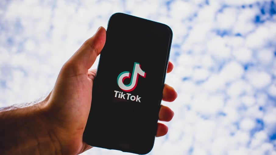 Unsplash/Kon Karampelas TikTok foi restringido em ao menos 15 nações