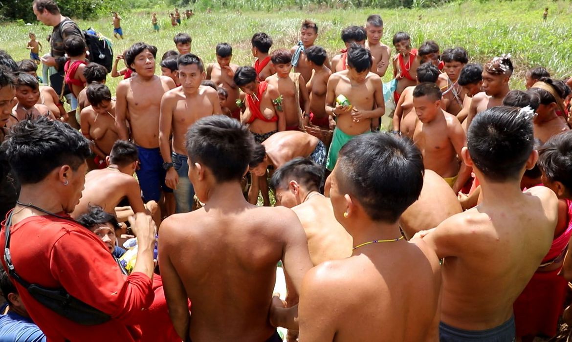 indigenas_reunidos_apos_a_chegada_de_comida.jpg EBC/TV BRASIL