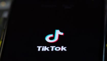 Aplicativo do TikTok em celular Solen Feyissa/Unsplash