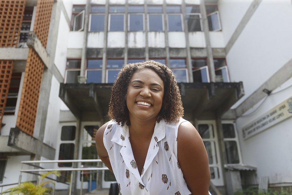 Filha de diarista, Erica Maria Silva foi aprovada em Medicina em 2019 e conta que já sofreu racismo na universidade (Foto: Marina Silva/CORREIO)