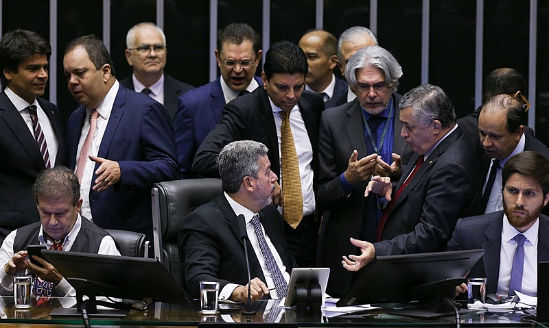 Analistas apontam a tendência do atual projeto de limite da despesa pública, o que será um problema para alavancar a economia - Lula Marques