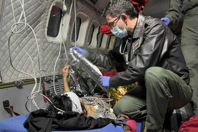 Uma das crianças recebe os primeiros socorros a bordo de avião da Força Aérea da Colômbia: debilitadas, com fome e desorientadas - (crédito: Força Aérea da Colômbia/AFP