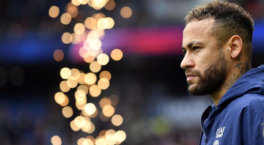 Neymar reconhece gramado antes de jogo pelo PSG Aurelien Meunier - PSG/PSG via Getty Images