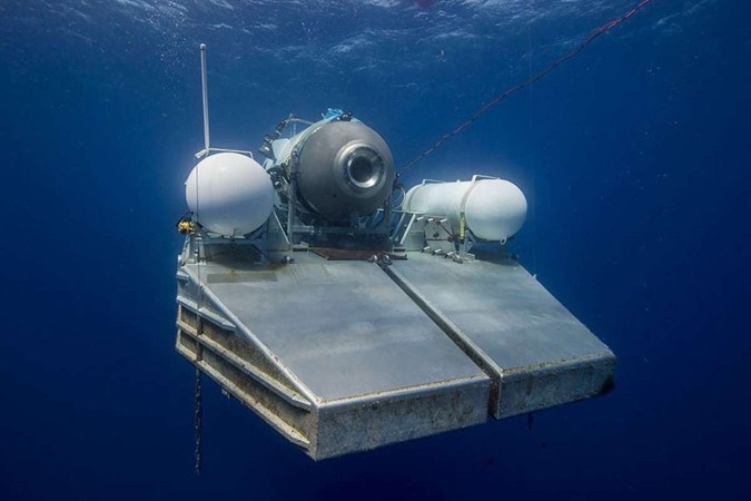 O submersível Titan sobre uma plataforma, à espera do sinal para mergulhar, em foto sem data, divulgada pela OceanGate: projeto polêmico - (crédito: OceanGate Expeditions/AFP