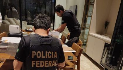 Agentes cumprem mandados contra grupo suspeito de fraudar a Caixa PF/Divulgação