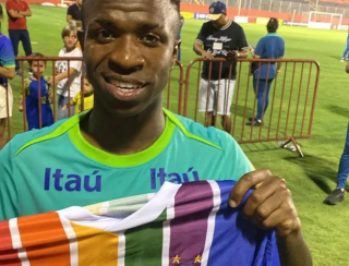 Vini Jr posa com camisa "LGBTricolor" do Bahia no Barradão