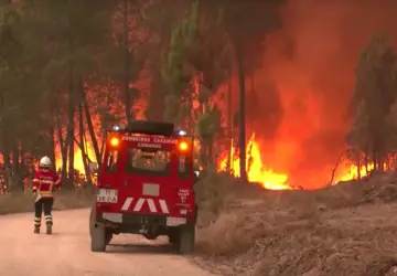 Bombeiros lutam para apagar chamas em Portugal após onda de calor