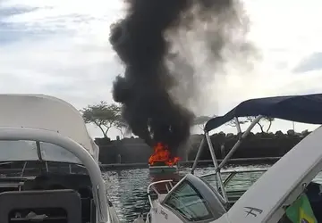 Lancha pega fogo dentro da Bahia Marina em Salvador - Foto: Reprodução