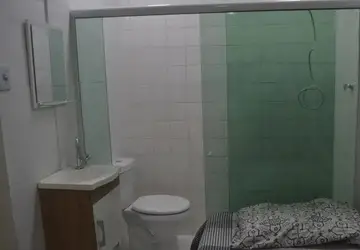 Reprodução/Airbnb Minissuíte para aluguel no Rio de Janeiro com cama no banheiro