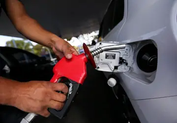 Gasolina deve ficar mais cara nos postos brasileiros a partir de 1º de junho