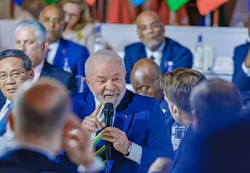 Lula olha para Macron durante o discurso em que cobrou ajuda dos países ricos para combater a desigualdade no planeta - Ricardo Stuckert/PR