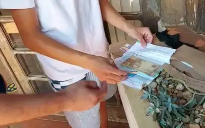 Feira: Homem é preso após retirar encomenda dos Correios com dinheiro falso