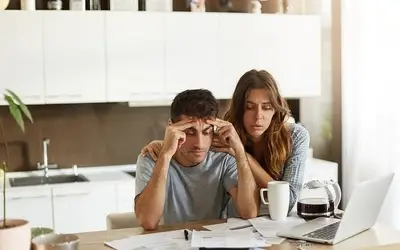 7 erros que podem fazer você afundar em dívidas