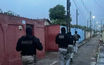 Três policiais são presos por suspeita de participação em grupo de extermínio