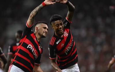 Título da Supercopa isola Arrascaeta e Bruno Henrique como maiores campeões da história do Flamengo